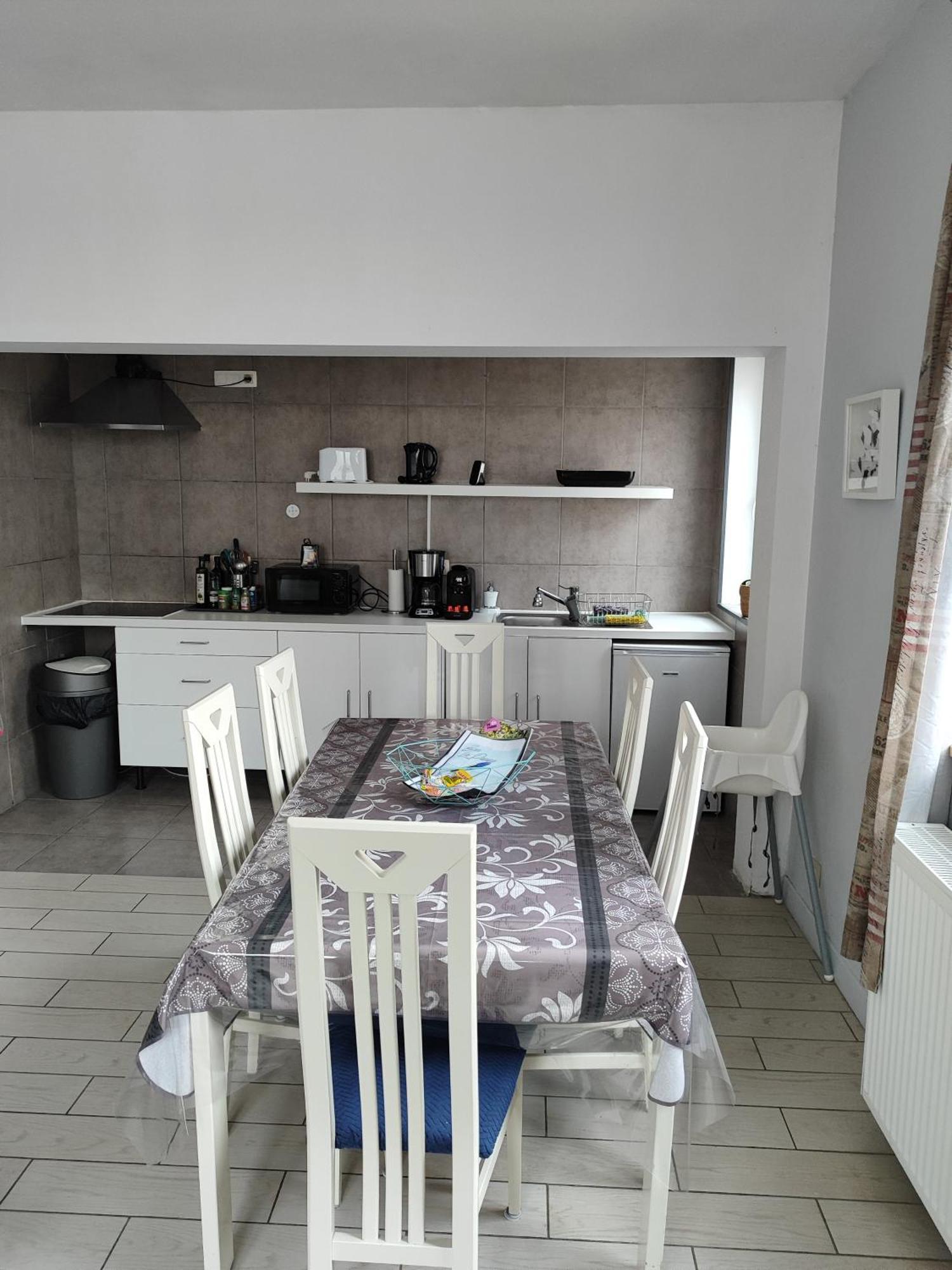 Spacieux Avec Parking Et Terrasse Appartement De Panne