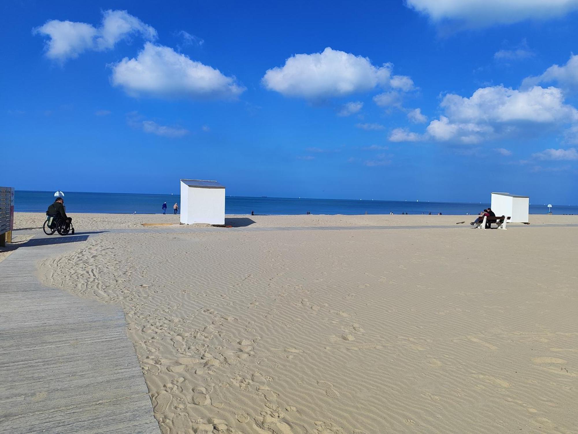 Spacieux Avec Parking Et Terrasse * De Panne